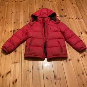Ralph Lauren jacka - Tvärfet dunjacka från Polo Ralph Lauren i fin röd färg. Storlek 14-16 passar XS, 160-170 ungefär. Finns lite slitage men inget man tänker på direkt. Nypris runt 5000kr, mitt pris endast 1399. Perfekt nu på vintern, varm o go. Byten kan göras och priset går självklart att förhandla!! 😘😘
