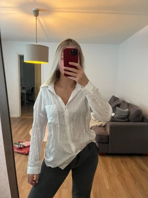 Vit skjorta  - Vit genomskinlig tunn skjorta, oversize