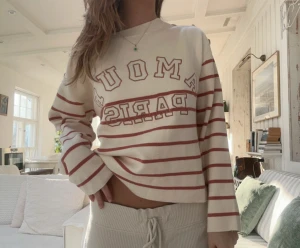 Randig tröja från Indie + Moi Amour Paris - Snygg cremefärgad tröja från Indie + Moi med röda ränder och trycket 'AMOUR PARIS' på bröstet. Modellen är croppad med lång ärm och rund hals. Nyskick/ aldrig använd!💕💕 Pris kan diskuteras