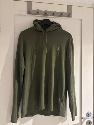 Ralph Lauren hoodie - Otroligt snygg Ralp Lauren hoodie!! Väldigt fin färg och väldigt fint skick också. Inga defekter alls. Hör gärna av dig om det är något du funderar över. Leon