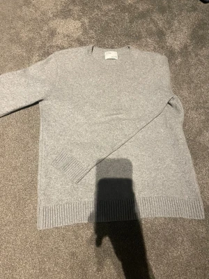 Grå merinoulltröja från Colorful Standard - Snygg grå stickad tröja från Colorful Standard i merinoull. Storlek S men passar även XS. Nypris: 1200kr