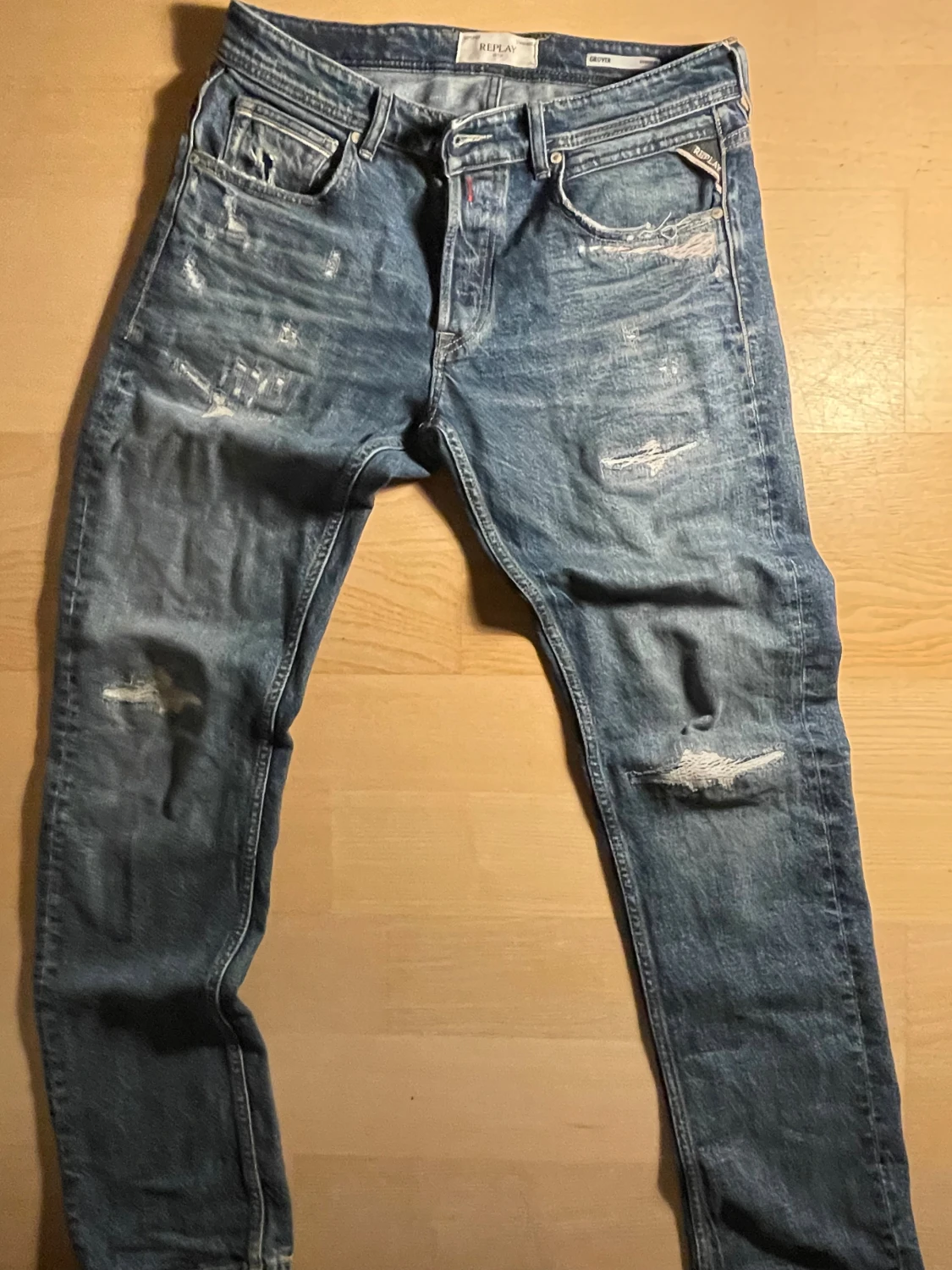 Nästan helt oanvända Replay Grover blå jeans med slitningar - 1