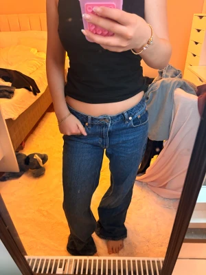 Baggyjeans från Lager 157 - Säljer ett par baggy mörkblå jeans från Lager 157. Storlek Xs och i short, men skulle fortfarande säga att de är väldigt långa för mig som är runt 156/157. Bra skick förutom längst ner då jag trappat på de pågrund av att de varit för långa. Pris kan diskuteras och det är bara att höra av sig vid frågor eller funderingar / mvh Amanda❣️