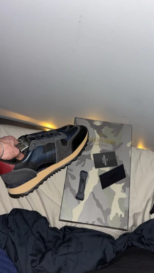 Valentino Rockrunners - Säljer denna sjukt snygga valentino rockrunners. Storlek:42 Skick:10/10 aldrig använda Pris:1499, billigare vid snabb affär. Priset är som det är för en anledning
