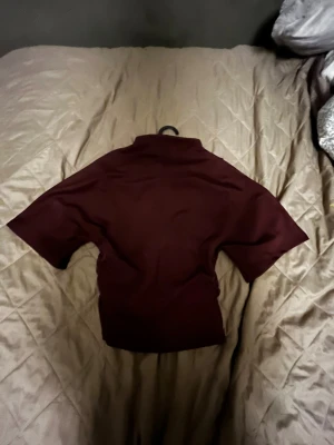 Vinröd topp med kort ärm - Säljer en  figursydd vinröd polotopp Som aldrig kommit till användning😋