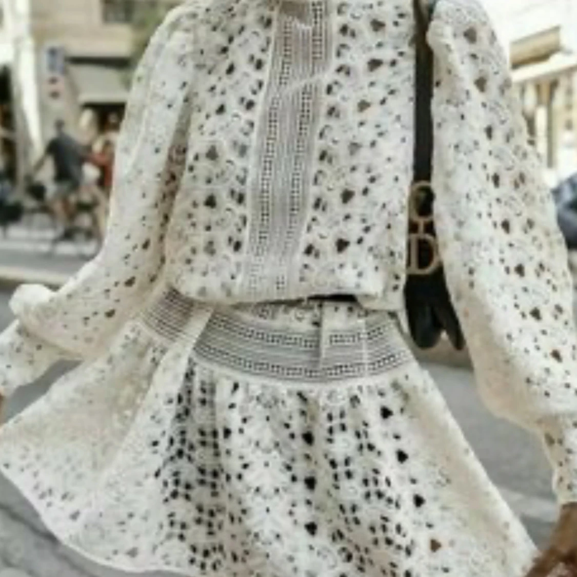 Vit spetsklänning med volang