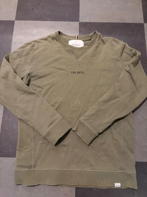Les Deux tröja  - Snygg olivgrön sweatshirt från Les Deux i storlek XS. Fint skick! 