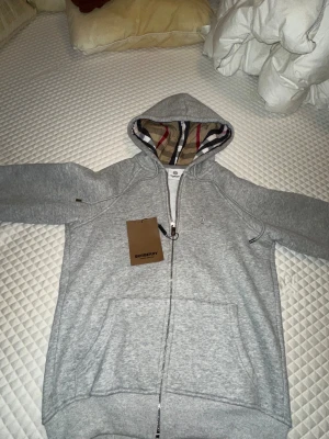 Burberry hoodie - Grå burberry hoodie, Den har kvar lappen och den är i väldigt bra skick, Ge mig gärna prisförslag 