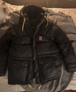 Svart pufferjacka från Fjällräven - Jättefin fjällräven jacka, har blivit för liten för mig!! 🫶🏻