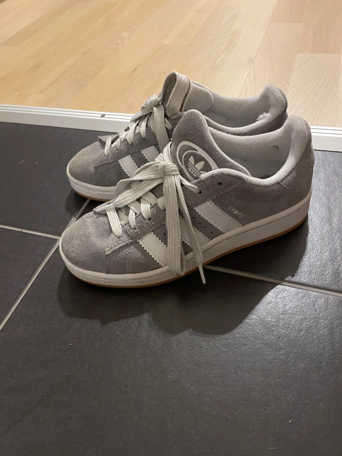 Grå Adidas Campus sneakers i mocka