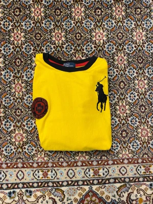 Polo Ralph Lauren  - Gul tröja i storlek L I bra skick 