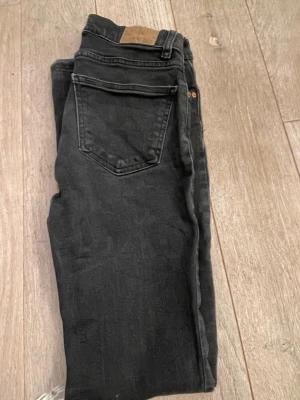 Svarta bootcut jeans från gina❤️ - Säljer mina jätte gamla jeans ifrån Gina dom har följt med i väldigt många år nu därav är skicket inte på topp!! 😭dom gick sönder där nere så har klippt av dom en bit så passar någon som är 160-165 skulle jag tro samt att dom är väldigt urtvättad känner att de är dags för en ny ägare 🥰
