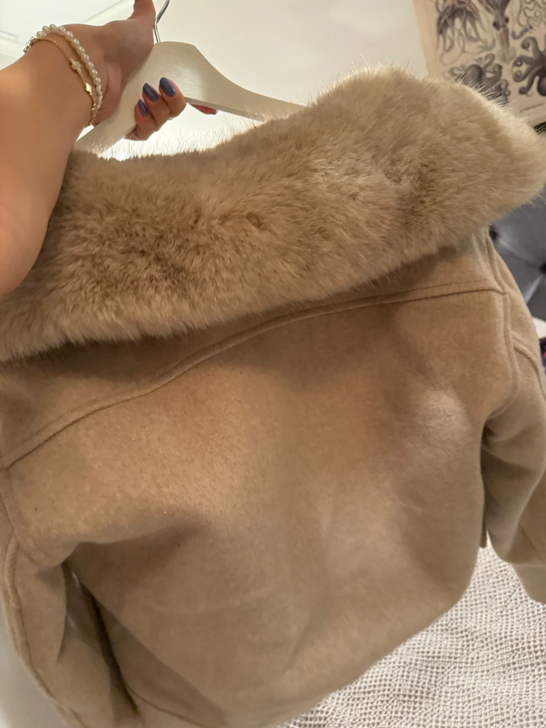 Beige kappa med fuskpäls från Neo Noir - 2