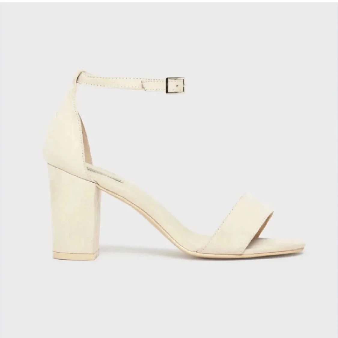 Beige sandaler med klack och ankelrem