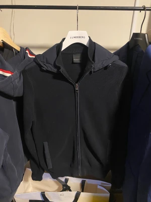 Bugatti Cardigan - Tjena! Säljer denna riktigt feta Bugatti Cardigan för endast 699kr. | Skick - 8/10 | Size - S | Medföljer - inget Og/Tags | Tveka inte att höra av dig vid minsta lilla fundering!  