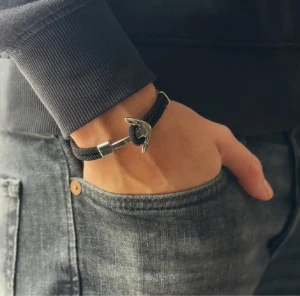 Ankar armband  - Nu säljer vi ännu en gång våra feta ankar armband! De är helt nya och finns i fyra olika färger. Navy,svart,beige,blå! Pris 129kr! Bättre pris vid köp av flera. Hör av er vid intresse MVH Majestic Garments 