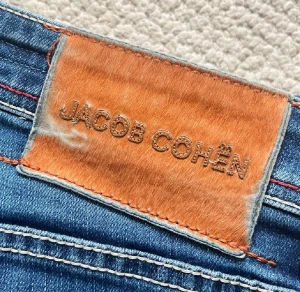 Jacob Cohën jeans - Hej, säljer nu mina extremt fina och eftertraktade jeans från märket Jacob Cohën. Modellen är nick och passar perfekt på mig som är 185 cm. W35 men passar W33 - L32. Mått A: 44 cm B: 108 