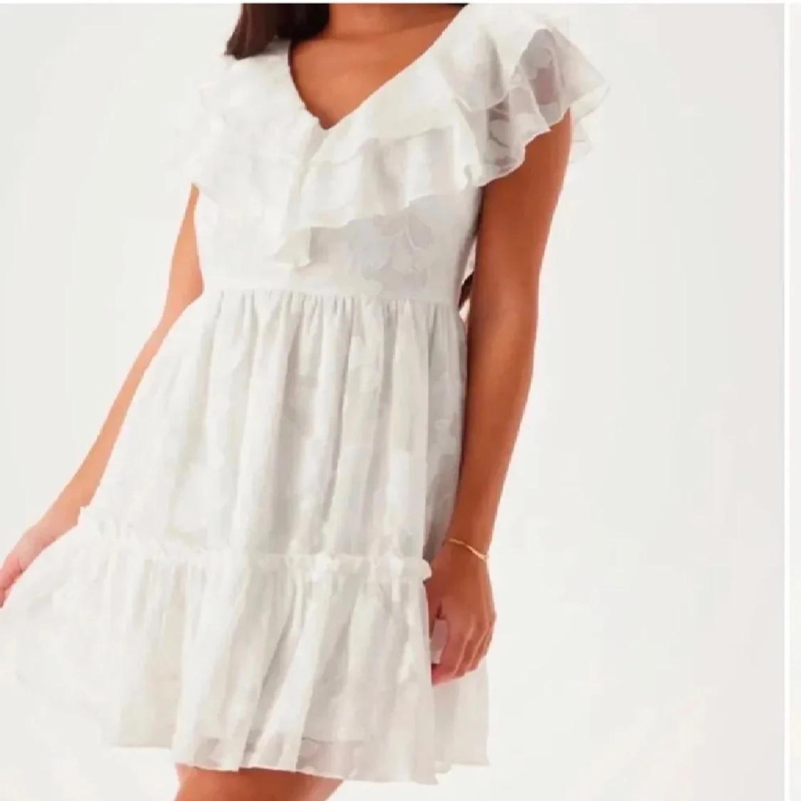 Vit volangklänning med v-ringning
