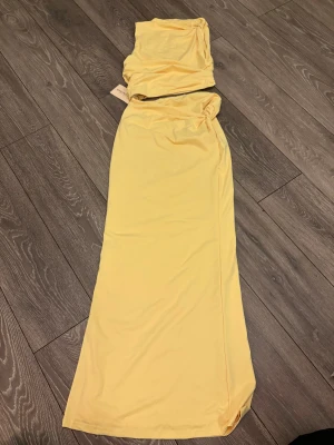 Set från SHEIN - Ett set från SHEIN i en gul nyans. Den är aldrig använd endast testad. Båda delarna är i storlek S. 