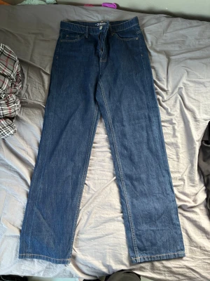 Mörkblå raka jeans från Denim - Säljer ett par snygga jeans från Lindex, dom är aldrig använda,pris går att diskutera och skriv om man vill ha fler bilder 