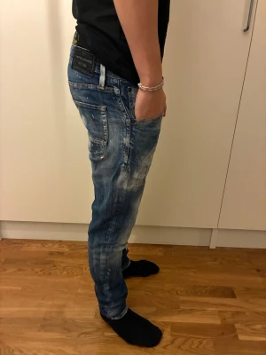 Jack and Jones Jeans - Säljer ett par jeans från Jack and Jones i storlek 31/34 men sitter mer som 31/32. Modellen heter Slim/Glenn, snygga fades och detaljer. Säljer dessa för 499 kr! Hör av er gällande funderingar👍