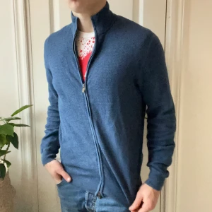 Massimo dutti full zip  - Massimo dutti full zip inga defekter. Riktigt skön zip med bra passform på modellen som är 180 cm 75 kg och bär storlek M! 