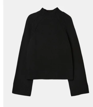 Svart stickad polotröja från Carin Wester  - Säljer denna svarta stickade polotröjan från Carin  Wester💕Inga defekter, använd en gång💕Skriv för fler bilder och pris kan diskutera💞