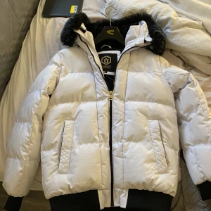 Glorious Gangsta Vinterjacka - Tvärfet vit vinterjacka med guld detaljer  Håller dig 100% varm hela vintern, varma fickor för händerna. 10/10 skick Perfekt nu t vintern. Kan gå ner i pris vid snabb affär.