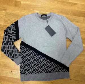 Grå Fendi tröja med logomönster Intressekoll - Intressekoll 