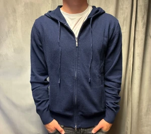 Kashmir/Merino hoodie - En stilren mörkblå Kashmir/merino hoodie i storlek M! Modellen är 177cm lång, passar lite längre! Endast testad, därför skick 10/10! Hör av dig vid frågor!🌟