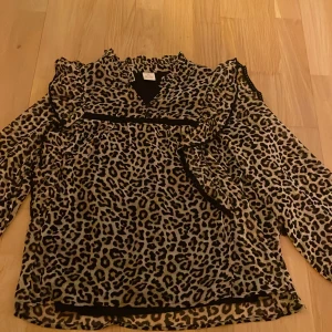 Leopardmönstrad blus från Lindex - Säljer en snygg blus från Lindex i storlek 146 med leopardmönster!💖 aldrig använd och i mycket fint skick! 