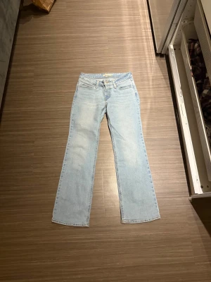 Levi's Superlow Boot ljusa jeans 26 - Säljer ett par ljusblå Levi's Superlow Boot jeans i storlek 26. Dom är aldrig använda då dom är lite för stora för mig💕Köpte dom för 1000kr💕