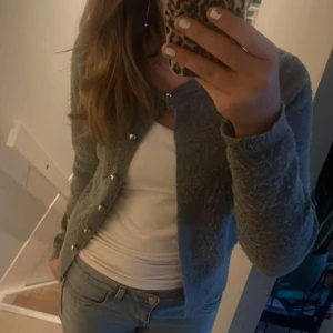 Stickad kofta från zara - Säljer den jättefina stickade koftan i storlek S och använd i få tillfällen. Lite knopprigt. Dock osäker om jag ska behålla eller inte så diskuterar gärna priset💓