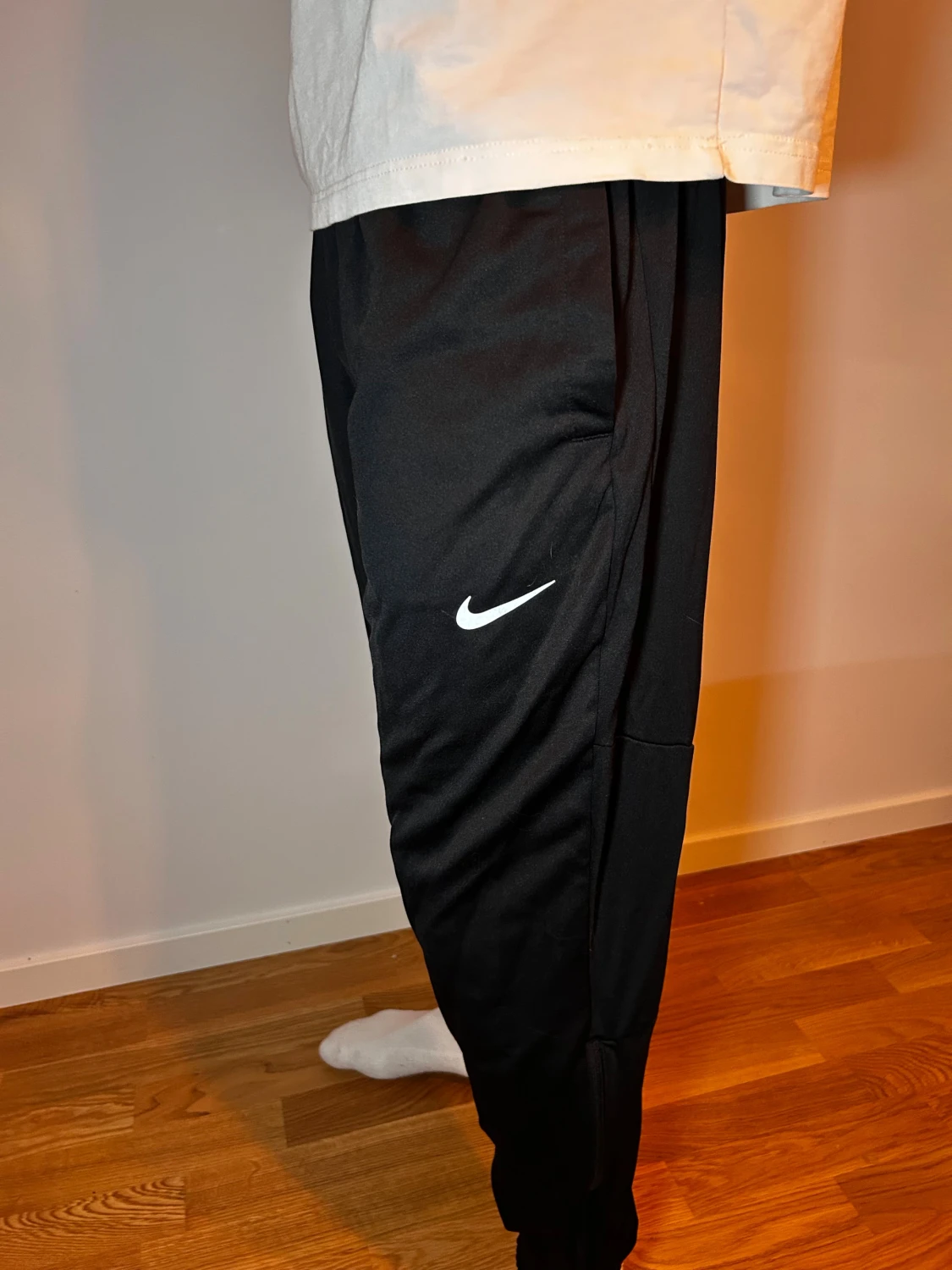 Svarta Nike mjukisbyxor tapered fit - 1