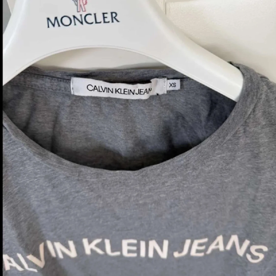 Grå t-shirt från Calvin Klein Jeans XS - 2