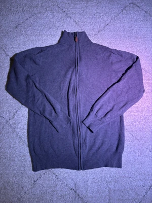 Tony Moro full-zip - Säljer denna feta full-zipen från Tony Moro i grått för bara 199. Tröjan har en snygg och unik design. Den är i väldigt fint skick och finns inte mycket tecken på användning. Hoodien är i storlek XL men sitter mer som M, passar mig perfekt som är 178 ish.  Den är redo att hitta ett nytt hem! Fråga gärna om ni vill ha fler bilder eller mer information