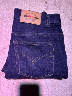 Dalex Jeans - Säljer dessa fina jeansen från Dalex i mörkblått för bara 149. Byxorna har en snygg, unik färg och är modellen är slim. Dem är i väldigt fint skick och finns inte mycket tecken på användning.  Dem är redo att hitta ett nytt hem! Fråga gärna om ni vill ha fler bilder eller mer information