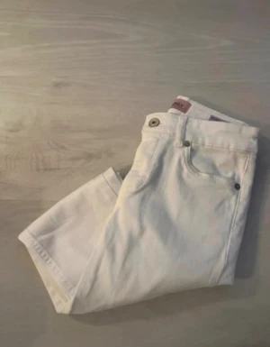 Vita skinny jeans från ONLY XS - Snygga vita jeans från ONLY i modellen Blush, med skinny fit och klassisk femficksdesign. Jeansen har hög midja och är tillverkade i mjukt bomullsmaterial med lite stretch för skön passform. Perfekta för dig som gillar stilrena och ljusa looks.