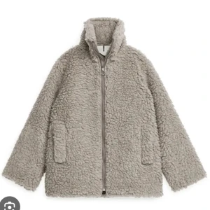 Arket jacka  - Mysig grå teddyjacka med dragkedja framtill från arket. Strl M men passar xs-m om man vill ha lite oversize