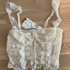 Zara topp - Säljer virala toppen ifrån Zara, helt slutsåld. Aldrig använd 
