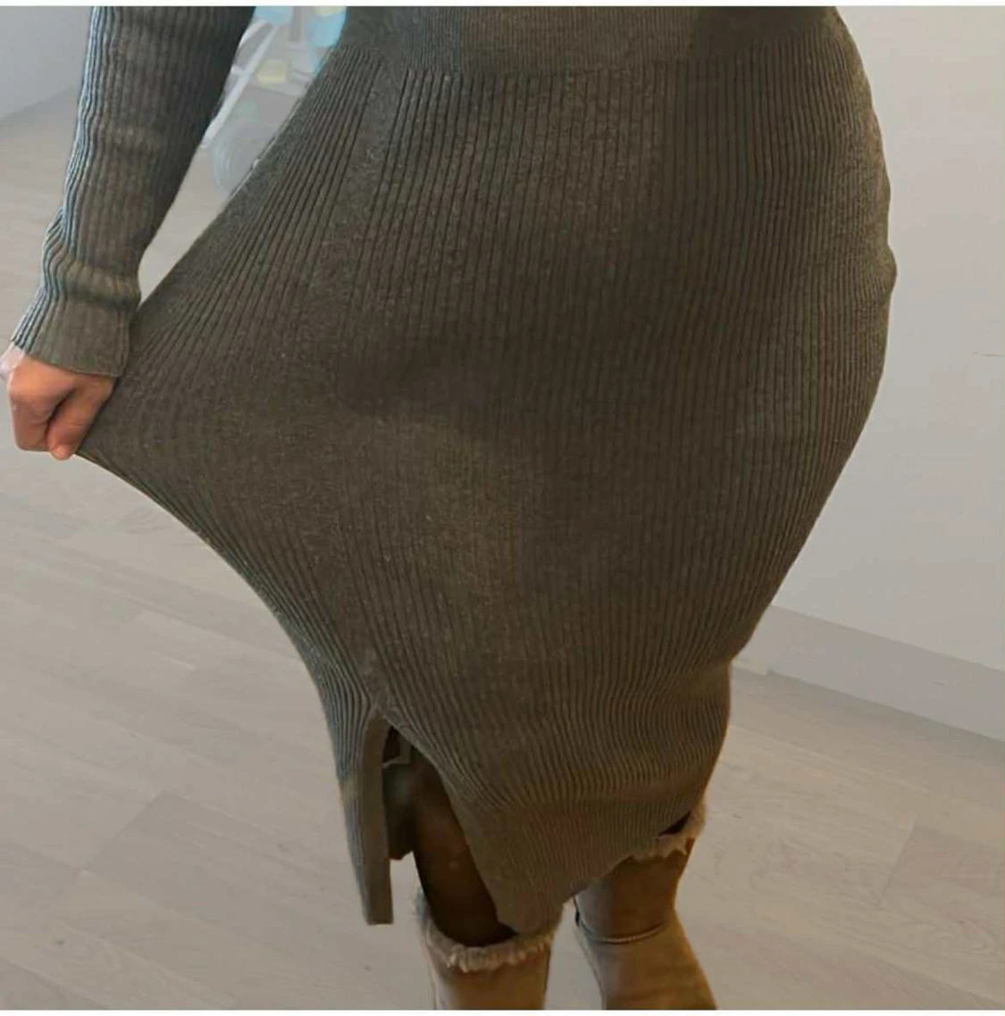 Grå ribbad omlottklänning - 4