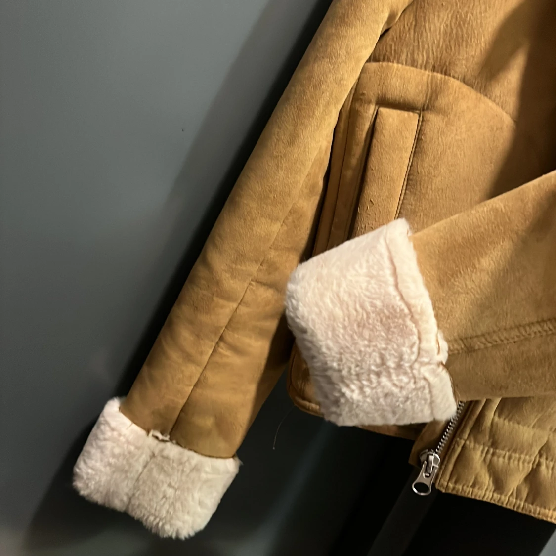 Beige teddyjacka från Divided - 1