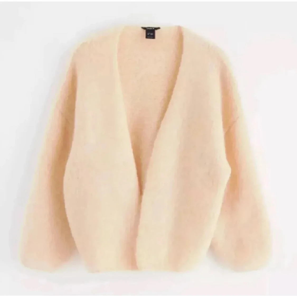 Beige fluffig kofta från Lindex