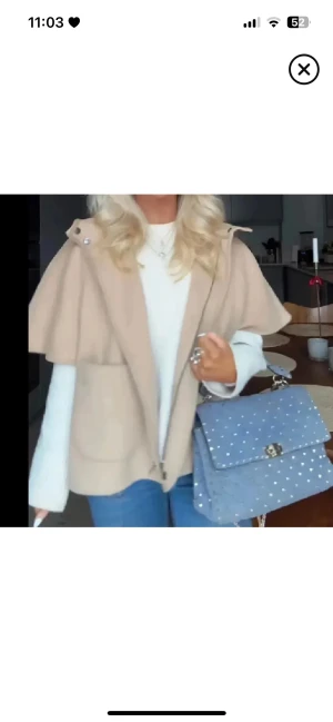 beige zara cape - skitsnygg trendig jacka, kommer tyvärr inte till användning, passar storlek s