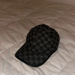 Gucci Keps - Gucci keps helt perfekt skick storlek M, väldigt unik en keps inte många har 