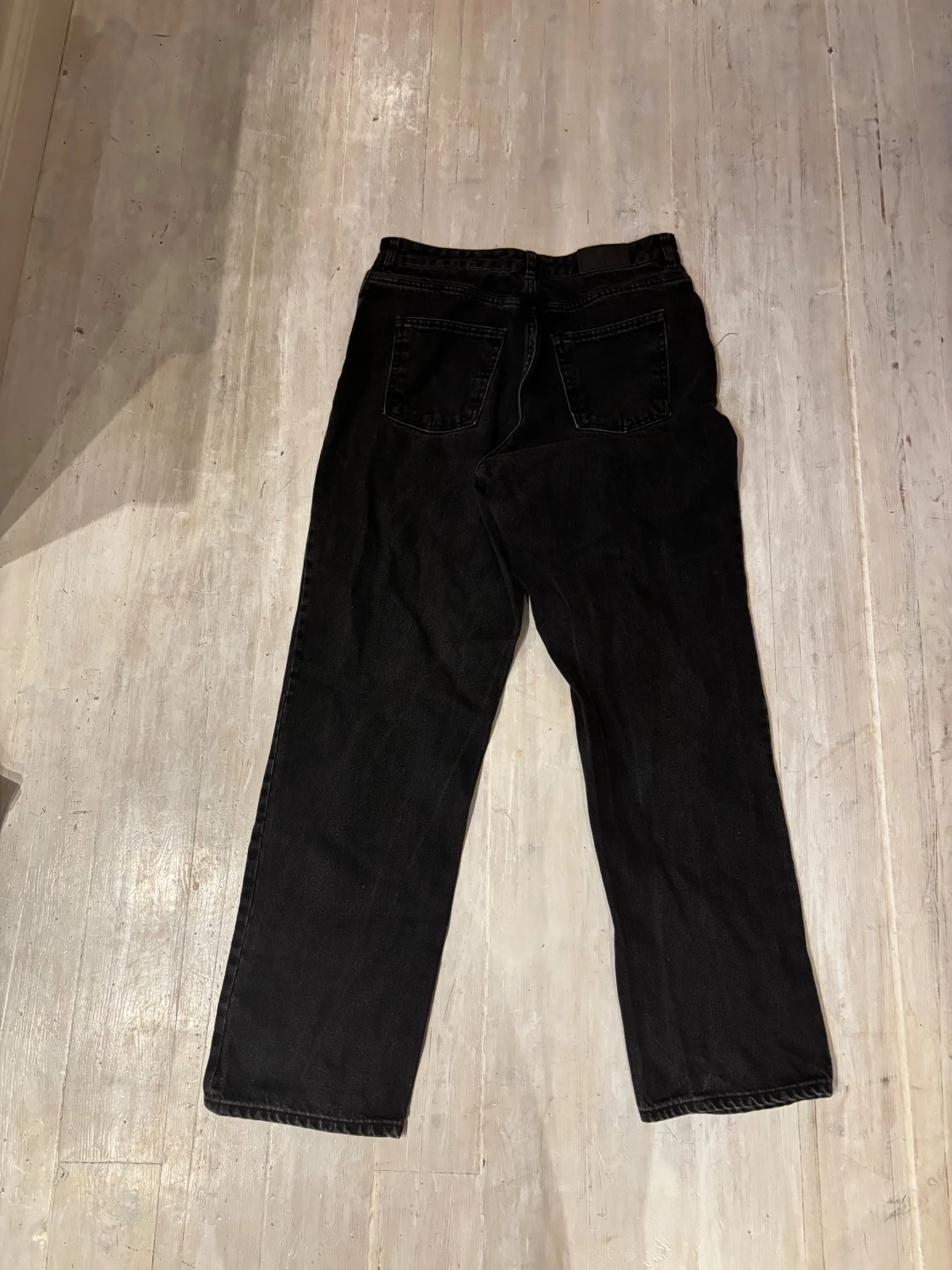 Svarta straight jeans från Weekday - 1