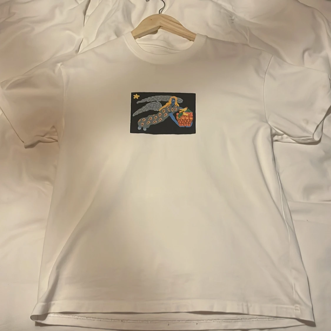 Vit t-shirt med konstnärligt tryck