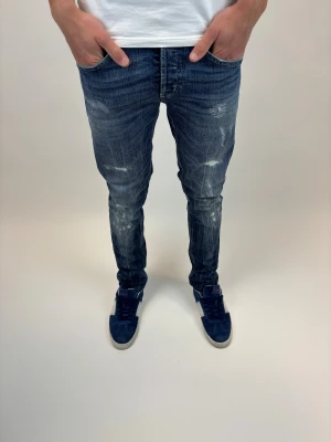 Dondup Jeans George  - Dondup Jeans George! Trendigaste jeansen på marknaden.  Ny pris= 4000 kr Säljs för= 1199 kr (Modellen har original slitningar från fabrik vilket är väldigt eftertraktat och populärt) 