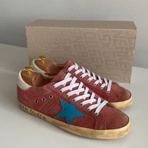 Golden Goose super star - Säljer nu mina sällsynta super stars i topp skick. Skorna är köpta från cettire och allt orginal medföljer, har även online kvittot kvar. Tveka inte att kontakta mig vid frågor!