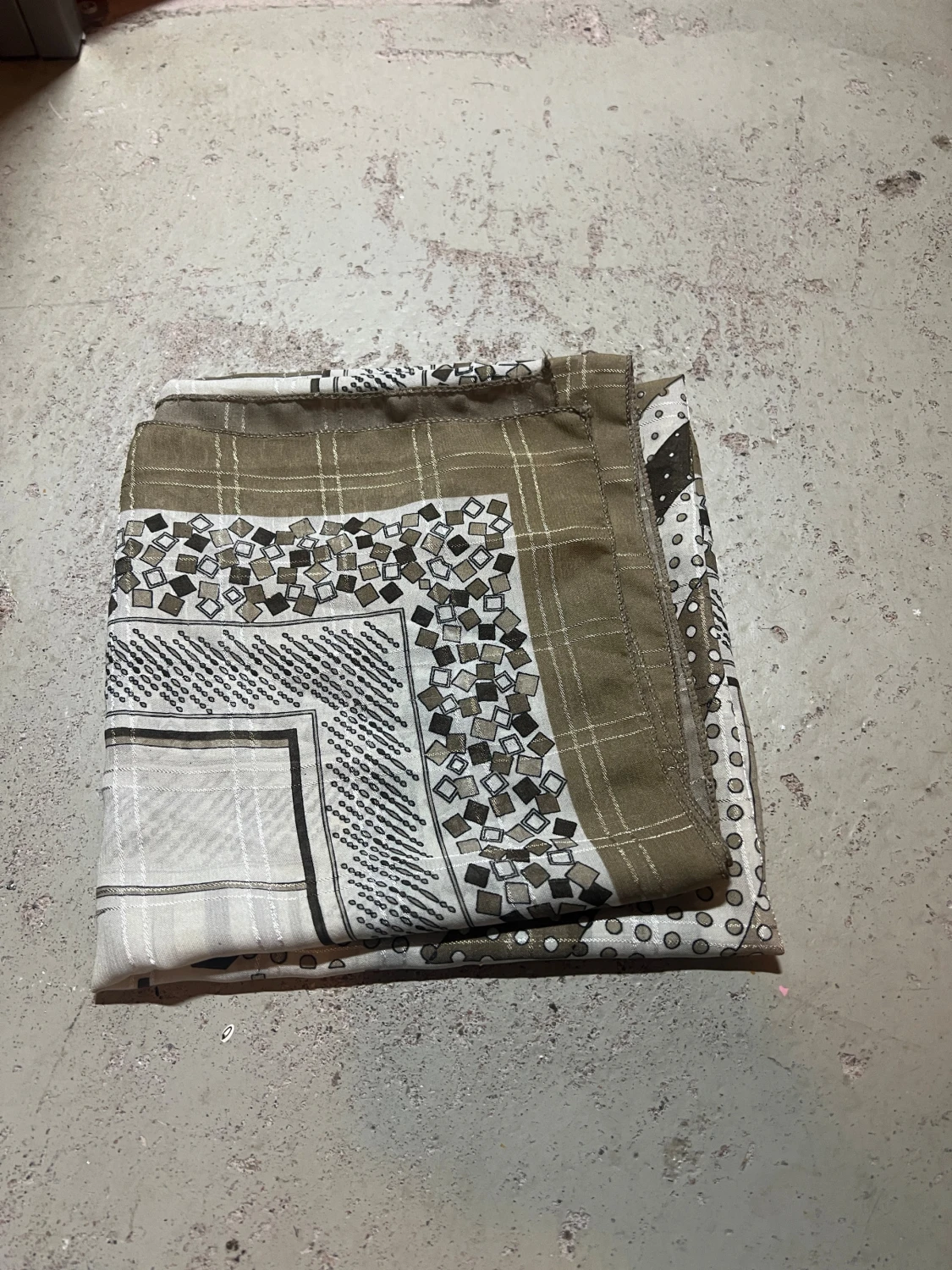 Beige och vit mönstrad halsduk - 3